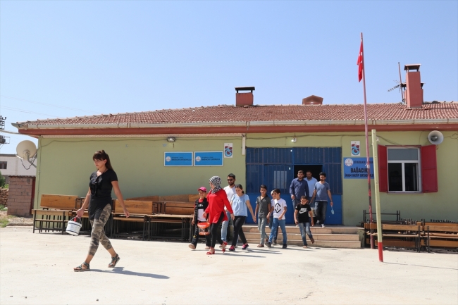 Diyarbakır'da 13 öğretmen köy okulunu boyadı